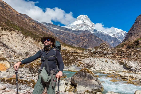 Vousatý Hiker pobyt na horách — Stock fotografie