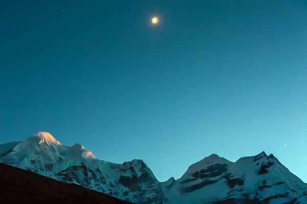 Горы с восходом солнца и луны — стоковое фото