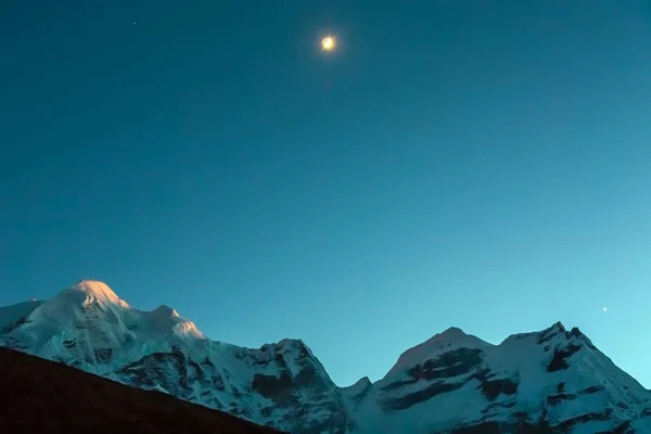 Montagne al tramonto e al sorgere della luna — Foto Stock