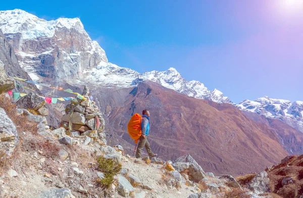 Guide népalais séjournant sur la pente — Photo