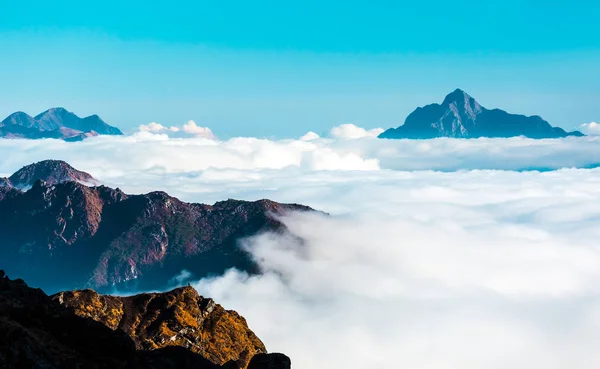 Couche de nuages dans l'horizon dans les montagnes — Photo