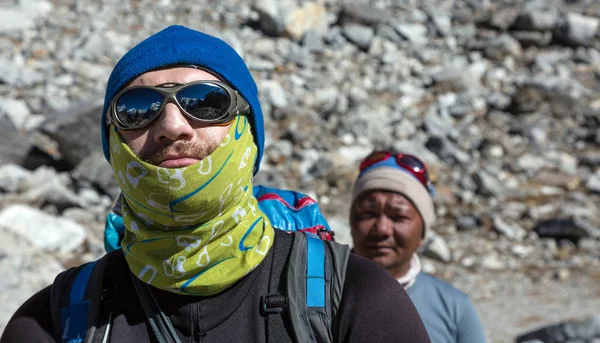 Kaukasiska bergklättrare och nepalesisk Guide — Stockfoto