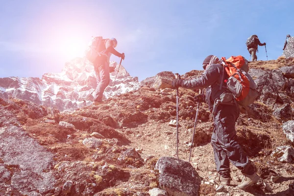 Équipe d'alpinistes marchant jusqu'à — Photo