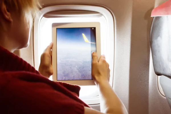 Passenger taking Photo of Wing — Stock Photo, Image