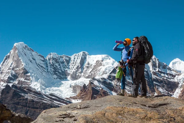 Los excursionistas se quedan en la cima de Rock — Foto de Stock