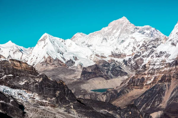 Montañas de gran altura a la luz del día — Foto de Stock