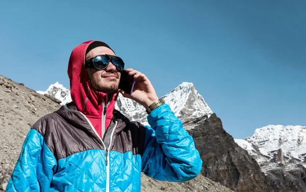 Ung man med hjälp av mobiltelefon — Stockfoto