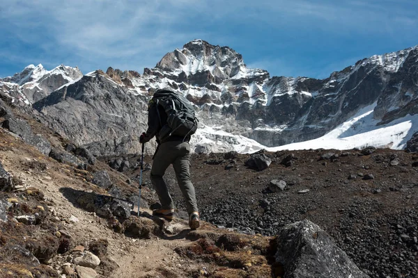 Alpiniste marchant vers le haut — Photo