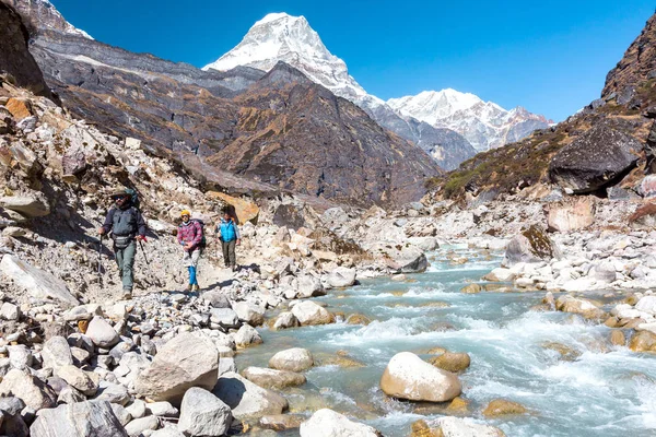 People walking along River — Stock Photo, Image