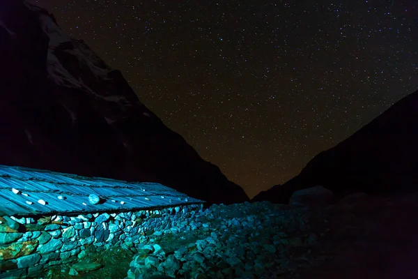 Nepal dağlar binada — Stok fotoğraf