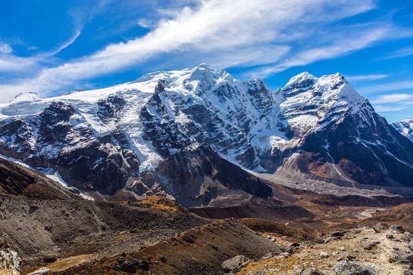 Montagne con grande ghiacciaio che scorre — Foto Stock