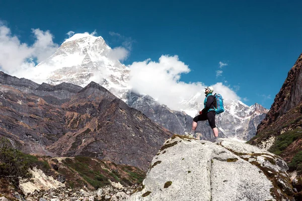 Kayanın üzerinde kalan sırt çantası olan adam