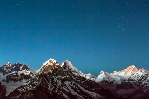 Vista notturna delle montagne dell'altitudine — Foto Stock