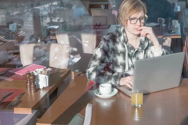 Vrouw werkt op laptop — Stockfoto