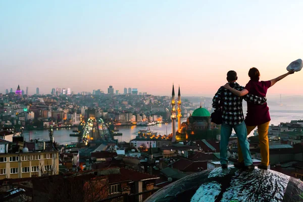 Mannen och kvinnan bor av tak — Stockfoto