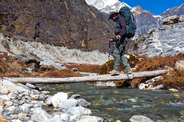 Hiker passing Mountain Creek — Stock Photo, Image
