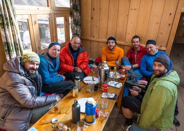 Klimmers dineren samen in houten hut — Stockfoto