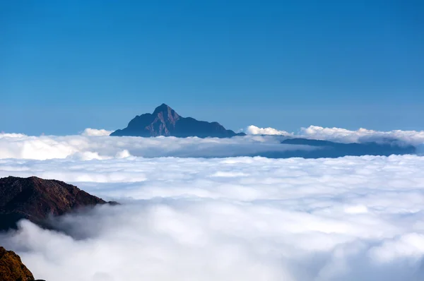 Гірська Долина а шар хмари — стокове фото