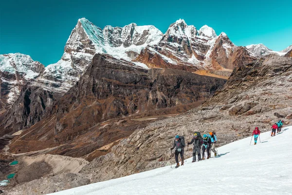 高齢者のガイドが率いる登山 — ストック写真