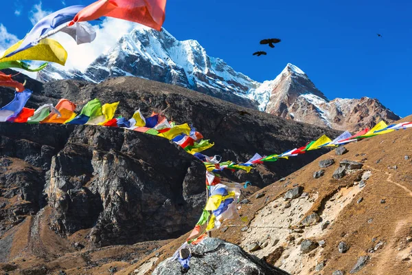 Горы и непальские молитвенные флаги — стоковое фото
