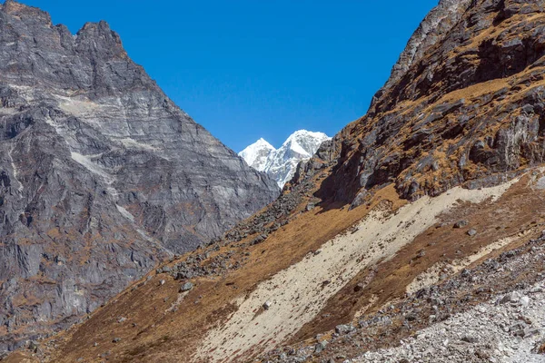 Terreno de montanha com rochas e neve — Fotografia de Stock
