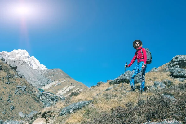 Ung Hiker vistas på gräsbevuxna berg-slutta — Stockfoto