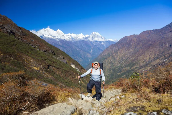 Joven excursionista alojado en la montaña — Foto de Stock