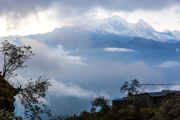 Montagna del tramonto con nuvole — Foto Stock