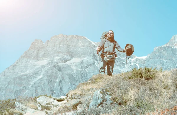 Randonneur barbu séjournant sur les montagnes — Photo