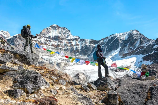 歩いて山の登山チーム — ストック写真