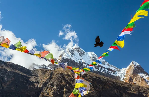 Bandeiras de oração nepalesa nas montanhas — Fotografia de Stock