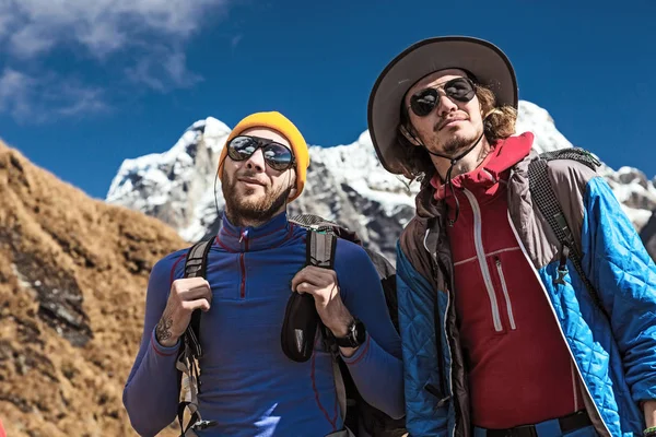 Dos excursionistas en las montañas Imagen de stock