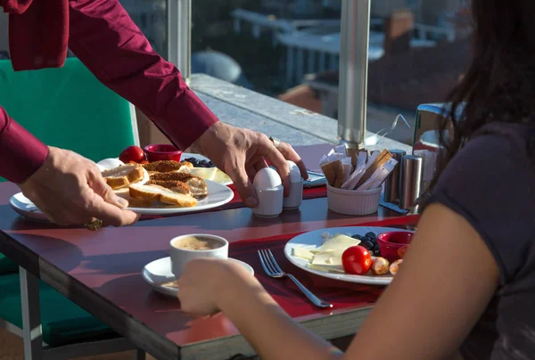 Man och kvinna äter frukost Royaltyfria Stockbilder