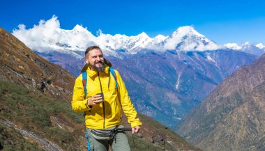 Dağlarda çay içme uzun yürüyüşe çıkan kimse
