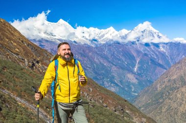 Dağlarda çay içme uzun yürüyüşe çıkan kimse