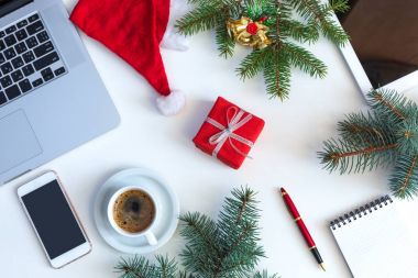 Beyaz masa Noel dekorasyonu ile
