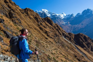 Dağ yamacında kalan adam
