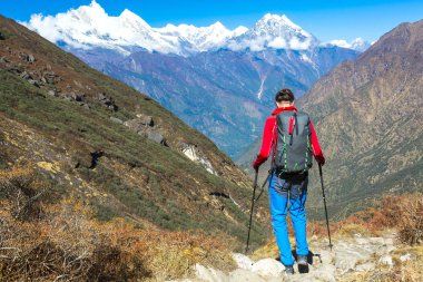 Genç dağ izinde yürüyen uzun yürüyüşe çıkan kimse