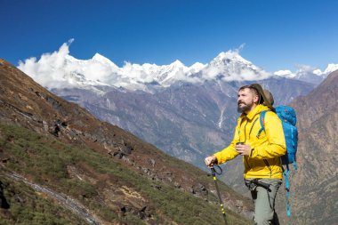 Dağlarda çay içme uzun yürüyüşe çıkan kimse