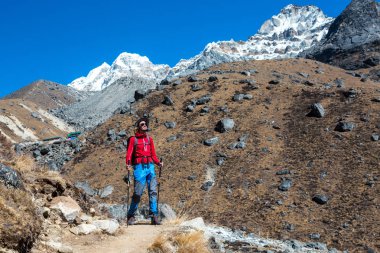 Genç çimenli dağ yamacında kalıyorum fiyatı 