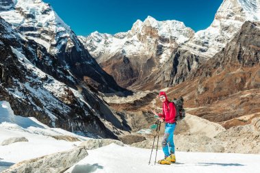 Cep telefonu kullanarak dağcı 