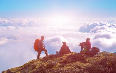 Himalaya dağlarında seyahat eden insanlar