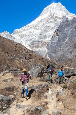 Yürüyüşçüler dağlarda patika üzerinde