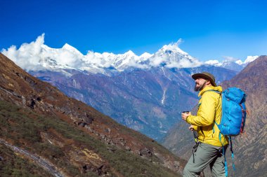 Dağlarda çay içme uzun yürüyüşe çıkan kimse
