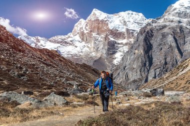 Patika üzerinde yürüyen uzun yürüyüşe çıkan kimse 