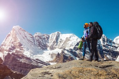 Yürüyüşçüler sırt çantaları kaya ile 