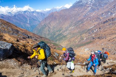 Yolda yürürken insanların grup