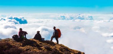 Himalaya dağlarında seyahat eden insanlar