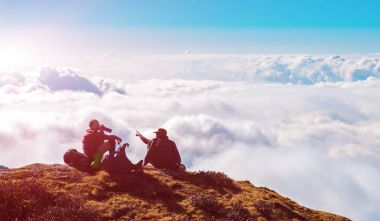 Dağ Cliff üzerinde rahatlatıcı kişi 