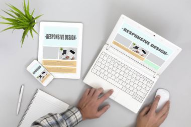 Dizüstü bilgisayarda çalışan web tasarımcı